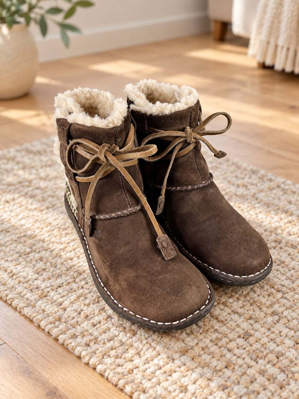 UGG Cove 5178 Women’s Brown Suede Sheepskin Lined Ankle Boots Size 6